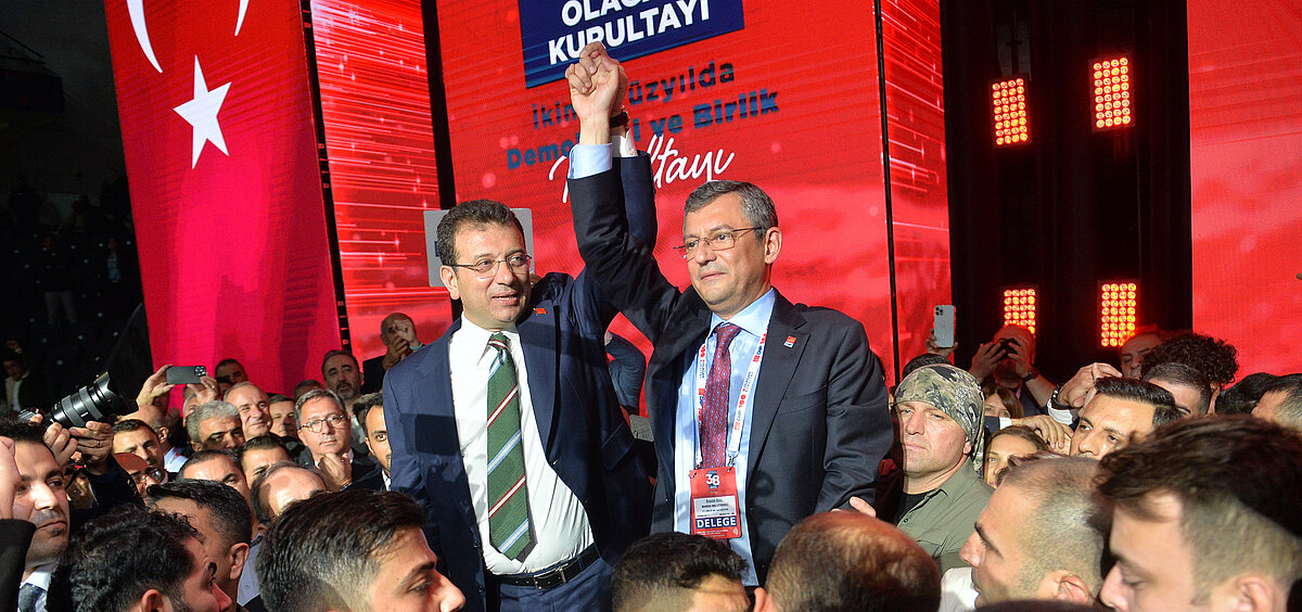 Bild: Der Istanbuler Oberbürgermeister Ekrem İmamoğlu und der neu gewählte Parteivorsitzende Özgür Özel auf dem Parteikongress der CHP in Ankara; Copyright: picture alliance / EPA / NECATI SAVAS (05.11.2023)