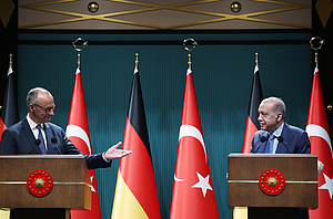 [Translate to Deutsch:] Der türkische Präsident Recep Tayyip Erdoğan und Bundeskanzler Friedrich Merz hielten am 30. Oktober 2025 im Präsidentenpalast in Ankara (Türkei) eine gemeinsame Pressekonferenz ab.