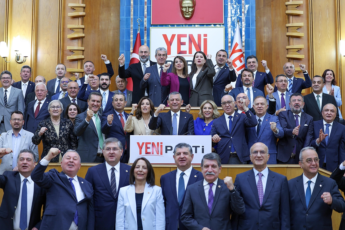 Ankara, 28.07.2026:  Erste Fraktionssitzung der YENİ Parti. Gruppenfoto mit allen Abgeordneten.