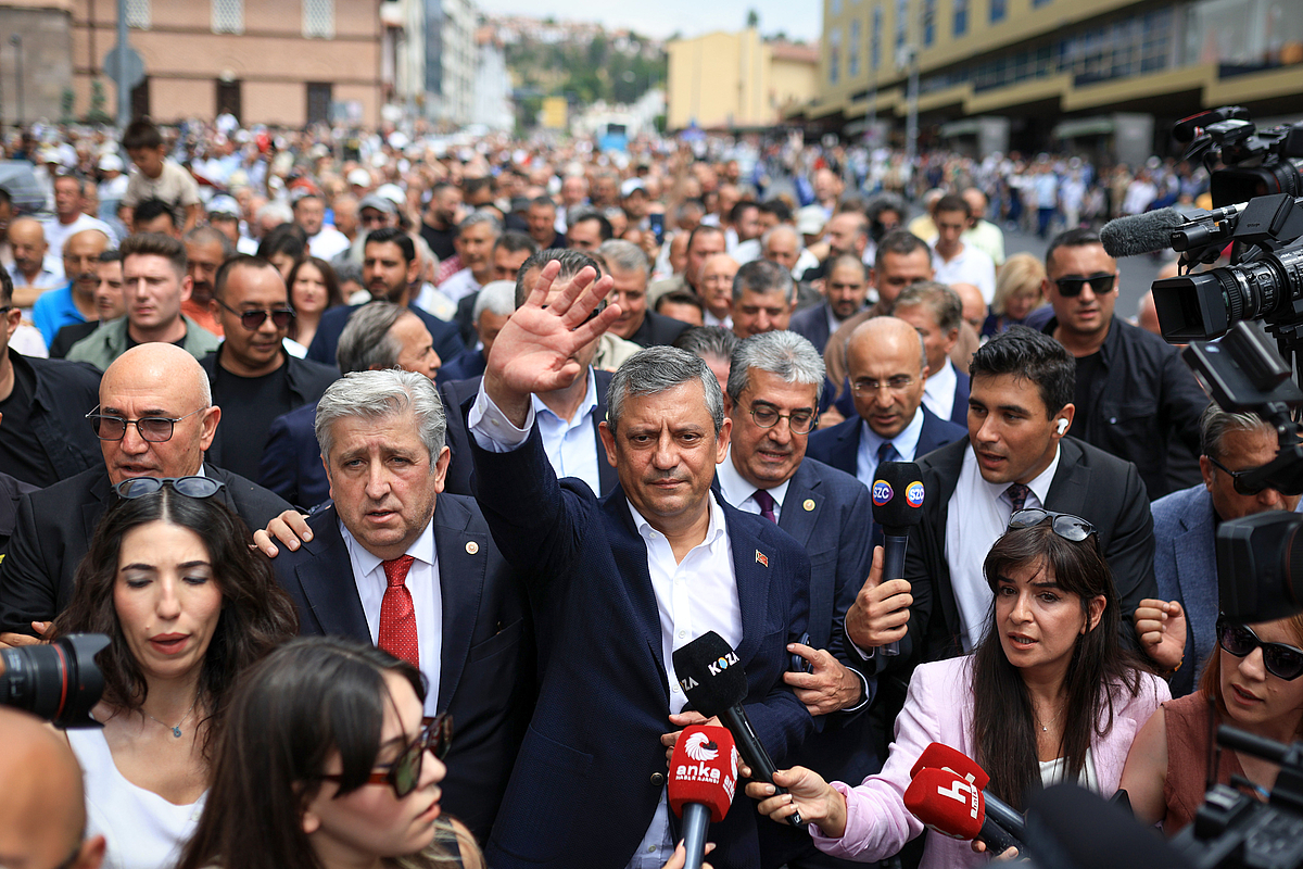 Ankara, 24.07.2026: Özgür Özel und Unterstützer auf dem Weg zum historischen ersten Parlamentsgebäude der Türkei nach der Verkündung der  „YENİ Parti“