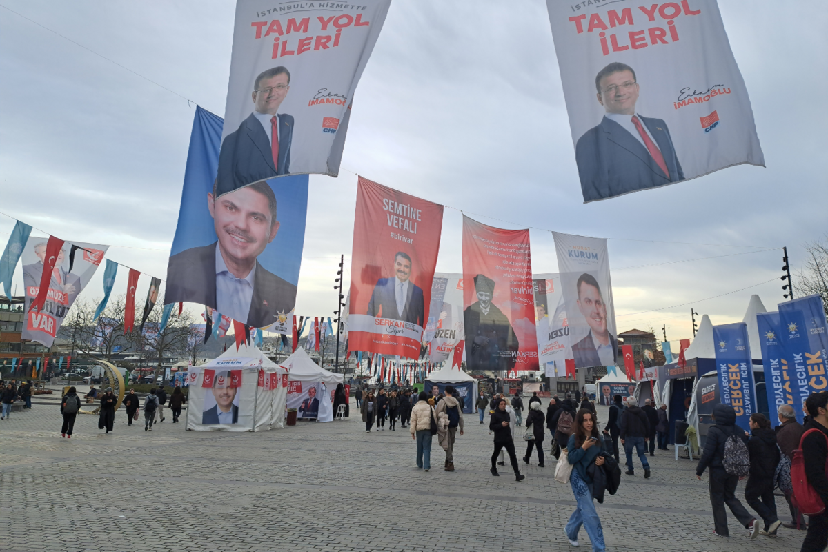 Straßenbild mit Wahlplakaten in Beşiktaş/Istanbul Bildnachweis: FES Türkei (12.03.2024)