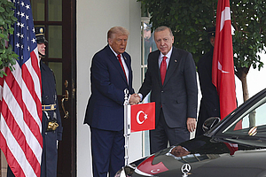 [Translate to Deutsch:] US-Präsident Donald Trump begrüßt den türkischen Präsidenten Recep Tayyip Erdoğan bei dessen Ankunft im Weißen Haus in Washington, D.C., am 25. September 2025.