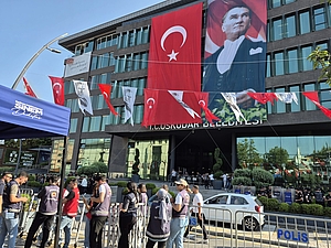 Üsküdar, 5. August 2026: Die Polizei sperrt das Rathaus ab. An diesem Tag soll eine Nachfolgerin für die verhaftete Bürgermeisterin Sinem Dedetaş  gewählt werden.