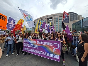 Istanbul, 15. September 2026: Feministinnen, Frauen aus Gewerkschaften und sozialistischen Organisationen sowie LGBTIQ+-Personen protestieren  vor dem Justizpalast in Çağlayan gegen die Operationen unter dem Namen „Meine Familie ist in Sicherheit“. Diese richten sich gegen LGBTIQ+ Vereine, Menschenrechtsaktivist:innen und ihre Lebensräume.